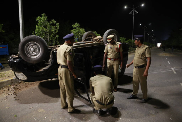 Indische Polizei an Unfallauto - Foto, Bild