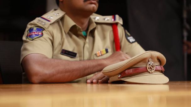 Chapeau de police indien sur la table - Photo, image