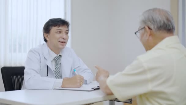 Lääkäri ja potilas keskustelevat konsultaatio oireiden ongelma diagnoosi tauti puhua potilaalle - Materiaali, video