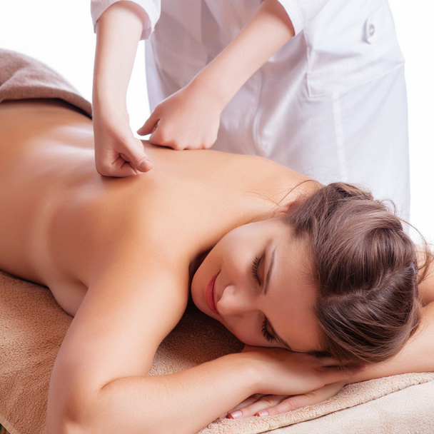 Massaggiatore facendo massaggio sul corpo della donna nel salone termale. concetto di trattamento di bellezza. - Foto, immagini