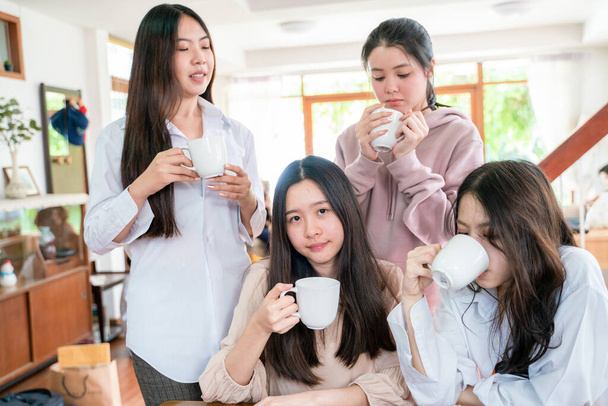Colleghi donne d'affari di gruppo brainstorm strategia maketing online in ufficio con laptop tenere tazza di caffè - Foto, immagini