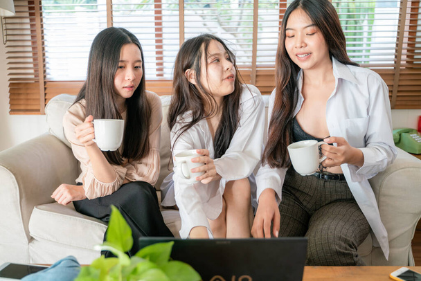 Kollegat liike naiset ryhmä aivoriihi online kartoitus strategia toimistossa kannettava tietokone pidä kahvikuppi - Valokuva, kuva