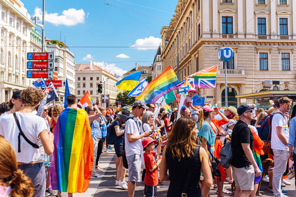 Lo más destacado es Rainbow Parade. Vienna Pride and Rainbow Parade (en inglés). Desfile anual en el centro de Viena. Austria 06 2022 - Foto, imagen