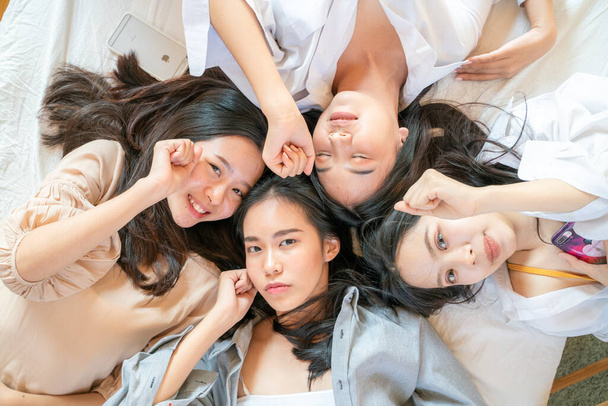 Ženy přítel mluví klepy a smích ležící na posteli horní pohled - Fotografie, Obrázek