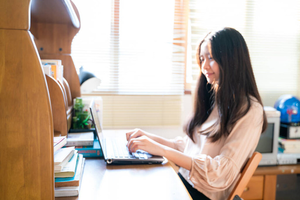 Επιχειρήσεις γραφείο γυναίκες εργάζονται από το σπίτι με φορητό υπολογιστή κάθεται στο άνετο σπίτι - Φωτογραφία, εικόνα
