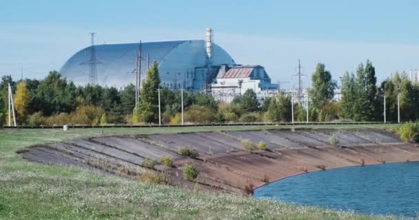 Блестящий металлический саркофаг. Утилизация радиоактивных отходов. Реактор Чернобыльской АЭС. Высококачественные 4k кадры - Кадры, видео