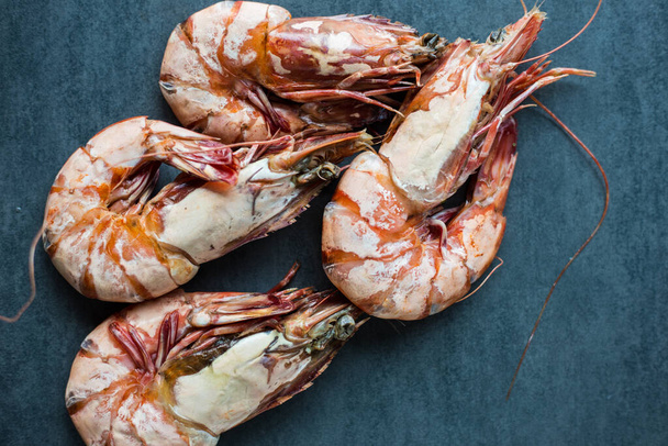 Prawn sea shrimp grilled on black plate top view - Fotografie, Obrázek