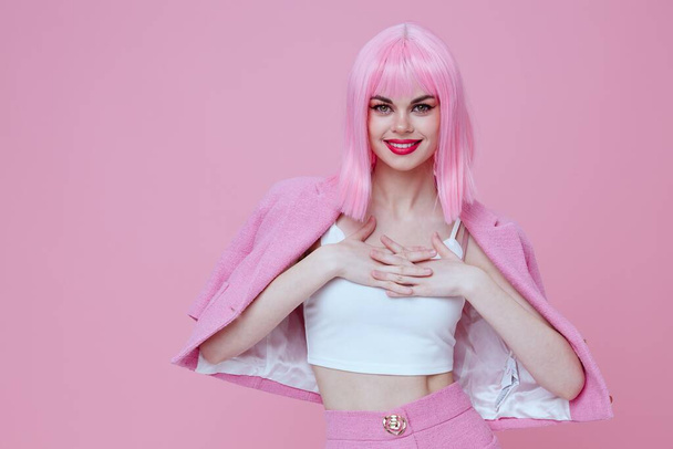 Beauty Fashion vrouw heldere make-up roze haar glamor Studio Model ongewijzigd. Hoge kwaliteit foto - Foto, afbeelding
