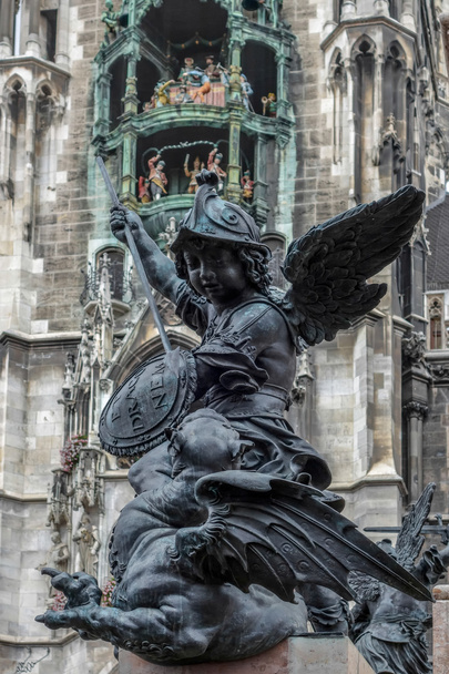 Estatua de Putto Marienplatz en Munich
 - Foto, imagen