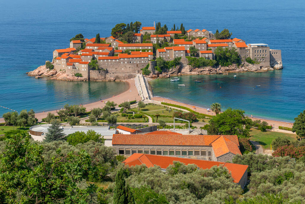 Γραφικό νησί του Μαυροβουνίου Άγιος Στέφανος στην Αδριατική Θάλασσα - Φωτογραφία, εικόνα