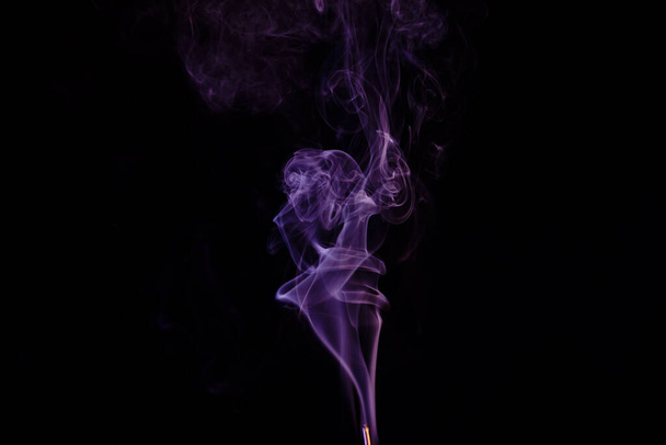 Ладан палка с дымом на черном фоне
 - Фото, изображение