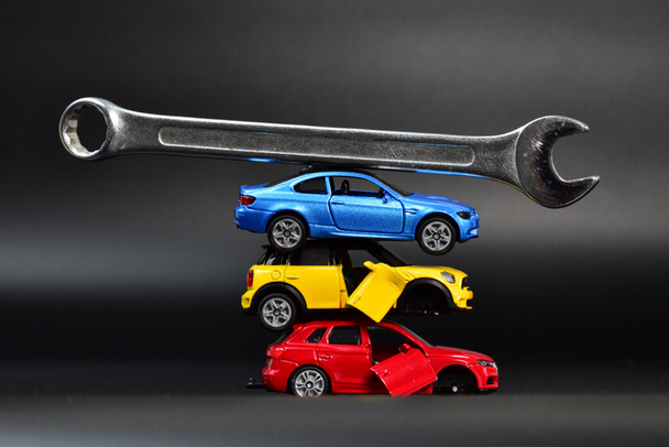 coches de juguete rotos con llave inglesa - Foto, Imagen