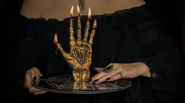 Concepto de esotérico, encantamiento, predicción del futuro y paganismo, poder de la wicca, rito en un altar - Foto, Imagen