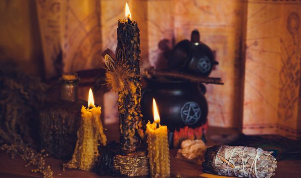 Conceito de esotérico, encantamento, previsão futura e paganismo, poder da wicca, rito em um altar - Foto, Imagem