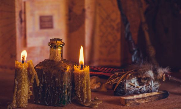 Conceito de esotérico, encantamento, previsão futura e paganismo, poder da wicca, rito em um altar - Foto, Imagem