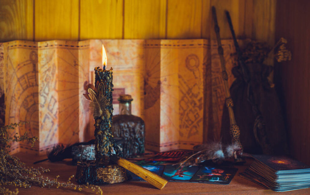 Concepto de esotérico, encantamiento, predicción del futuro y paganismo, poder de la wicca, rito en un altar - Foto, imagen