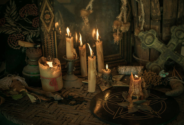 Concept d'ésotérisme, incantation, prévision et paganisme futurs, pouvoir de la wicca, rite sur un autel - Photo, image