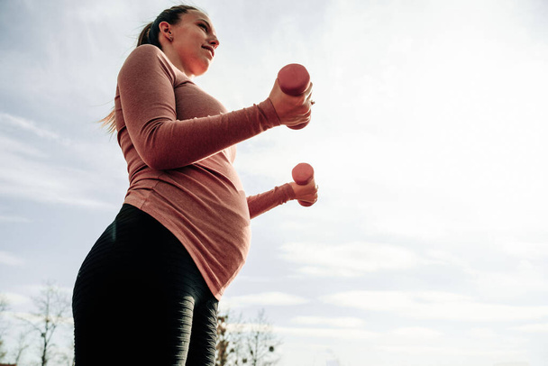 出生前の演習。妊娠中の健康的なフィットネスジムは外にあります。妊婦トレーニングヨガスポーツ演習。妊娠訓練 - 写真・画像