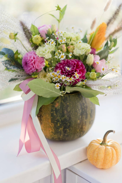 Φθινόπωρο φθινόπωρο μπουκέτο σε κολοκύθα με φωτεινά λουλούδια και κορδέλες - Φωτογραφία, εικόνα