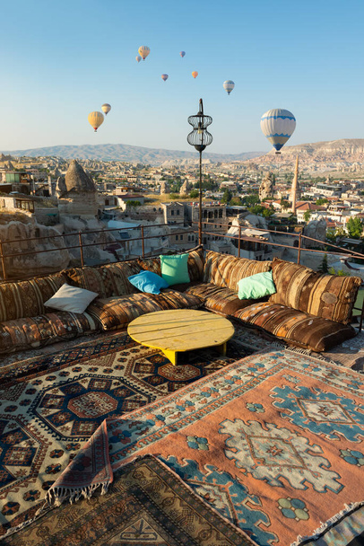 Kilátás a kávézó teraszáról Cappadociában - Fotó, kép