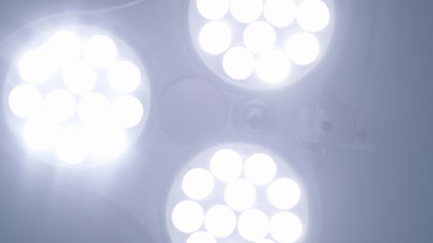 Lumières brillantes au-dessus de la table d'opération, vue d'en bas, ralenti - Séquence, vidéo