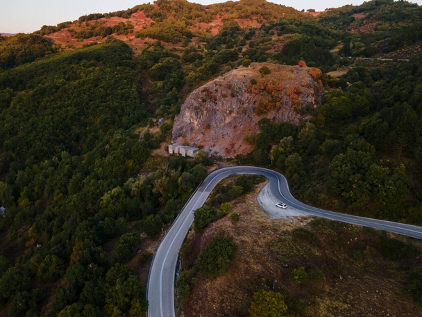 ギリシャの道路の空中ビューテッサリア山脈コピースペース日の出 - 写真・画像