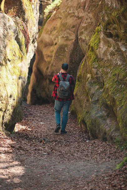 homem caminhante com mochila andando por trilha em canyon dovbush rochas Ucrânia - Foto, Imagem