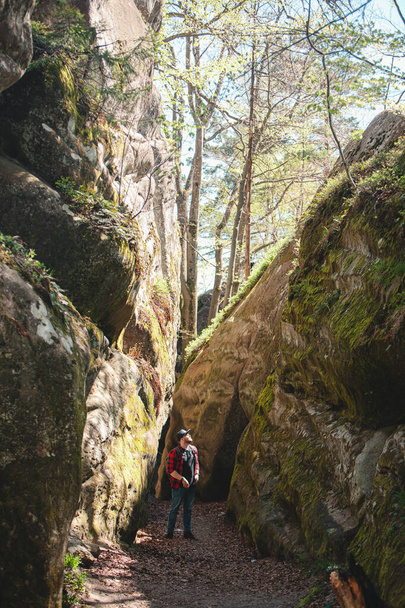 uomo escursionista con zaino a piedi da sentiero in rocce canyon dovbush Ucraina - Foto, immagini
