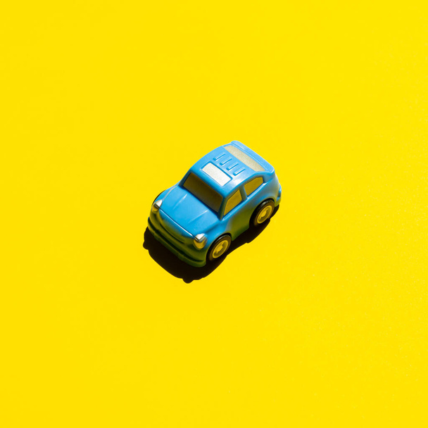 travel concept. blue car on the yellow road - Foto, Bild
