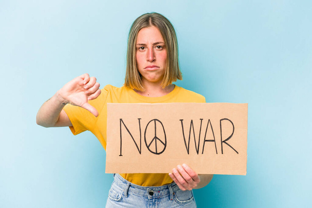 Mladá běloška drží žádný válečný plakát izolované na modrém pozadí - Fotografie, Obrázek