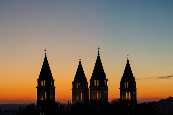 Détail des tours cathédrale avec lever de soleil à Pecs - Photo, image