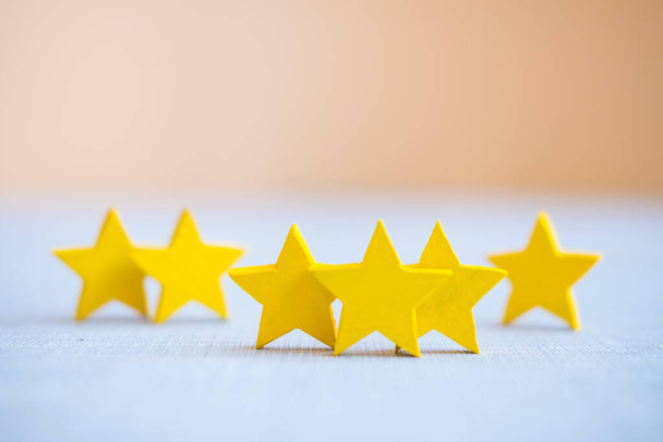 Drei Sterne (3), Konzept über positives Kundenfeedback und Bewertung, hervorragende Leistung, Bewertung von Kritikern und Besuchern. Qualitätsniveau, guter Service. - Foto, Bild