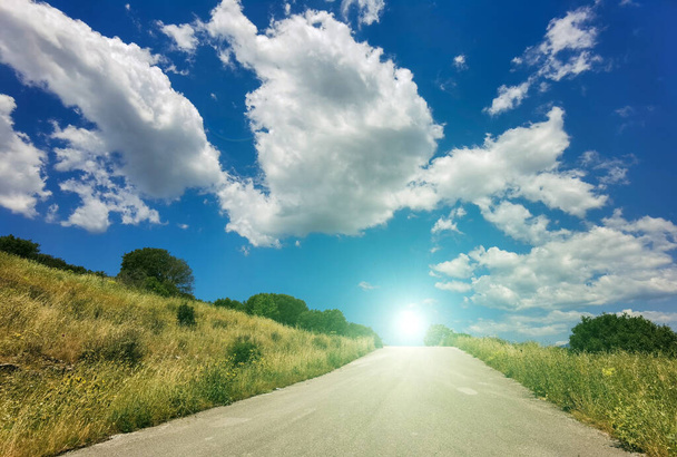 Дорожная улица облака uphil путь яркий весенний цвет на небе путешествия на открытом воздухе - Фото, изображение