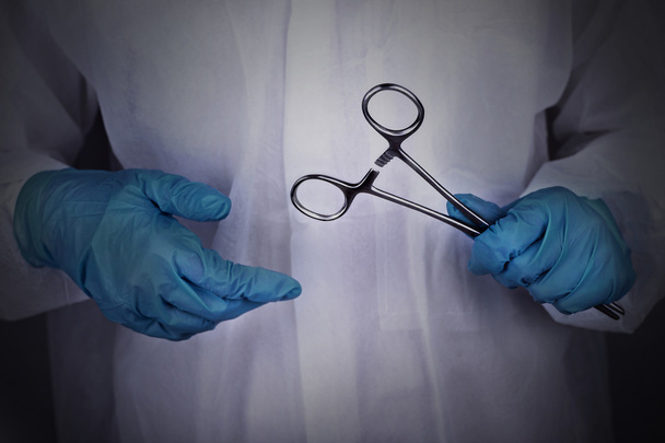 Surgeon's hands holding clip - Foto, Imagem