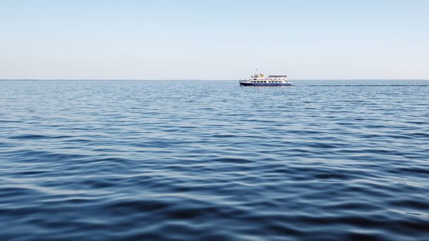 Laguna blu, cielo blu e barca turistica blu. Una rilassante gita al mare in una soleggiata giornata estiva - Foto, immagini