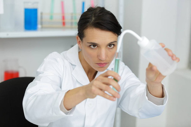 a female chemist student experiment - Φωτογραφία, εικόνα