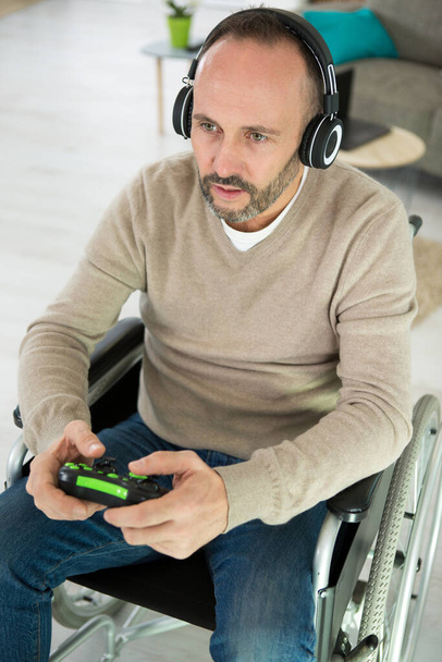 disabled man playing computer games during rehabilitation - Zdjęcie, obraz