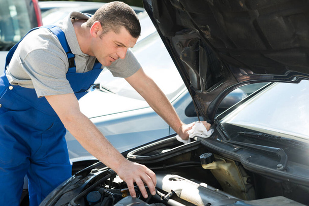 male mechanic is checking the car - Fotografie, Obrázek
