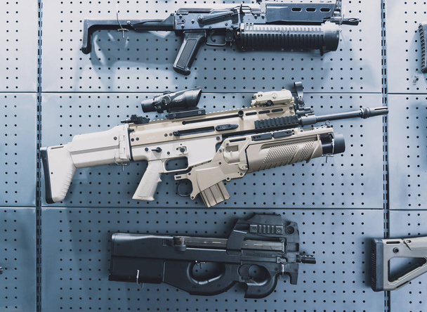 Collection of rifles and carbines on the wall. - Foto, imagen