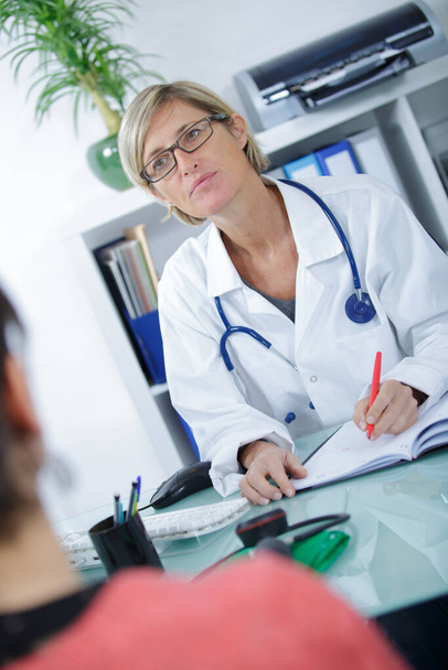 female doctor on consultation - Foto, afbeelding