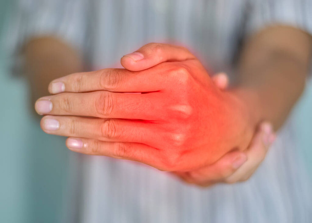 Inflammation des articulations métacarpophalangiennes. Concept et idée d'arthrite rhumatismale, de goutte, de gonflement des articulations des mains ou d'arthralgie. - Photo, image