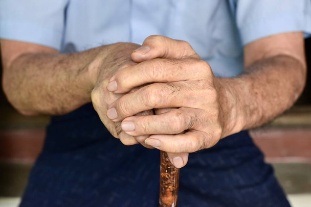 Hand eines südostasiatischen älteren Mannes. Konzept der rheumatoiden Arthritis, Arthrose oder Gelenkschmerzen. - Foto, Bild