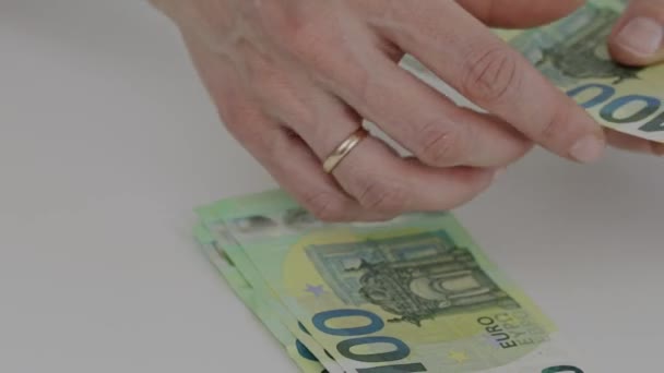 Honderd eurobiljetten in handen van een vrouw. Sluitingsdatum.  - Video