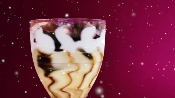 Postre de helado con crema de vainilla y efecto de nieve y chocolate para Navidad, concepto de comida congelada dulce - Metraje, vídeo