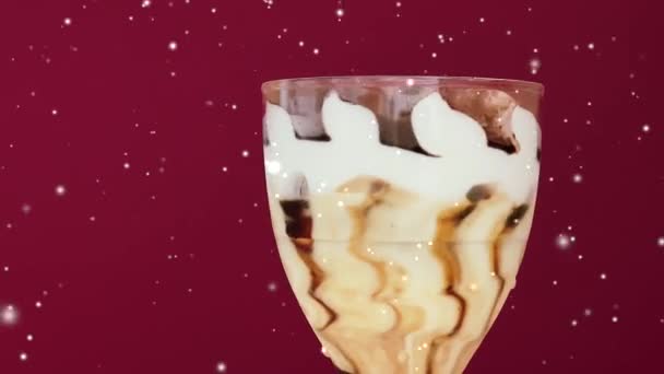 Crème glacée dessert à la vanille et chocolat et neige effet neige pour Noël, concept d'aliments surgelés sucrés - Séquence, vidéo