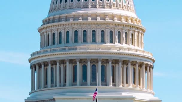 Vista do dia de close-up do Capitólio dos EUA com céu azul em Washington DC - Filmagem, Vídeo
