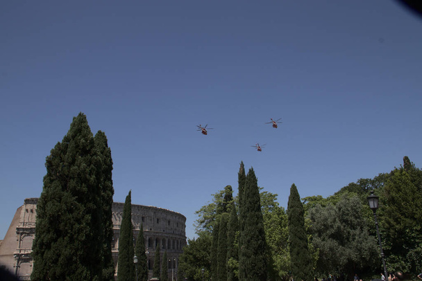 Італійський військовий парад 2 червня. Група вертольотів пролітає над Колізеєм, парадуючи перед офісами італійської держави.. - Фото, зображення