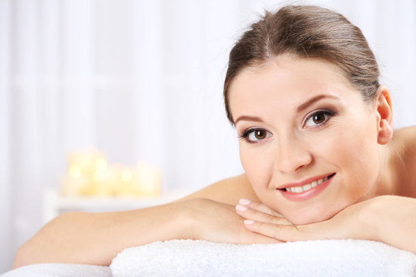 Beautiful young woman having relax in spa salon - Foto, imagen