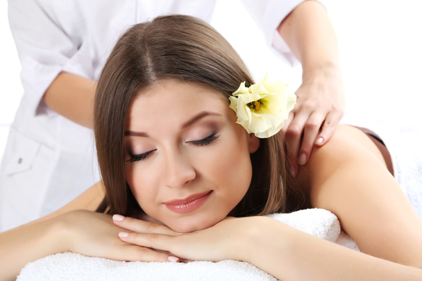 Hermosa mujer joven teniendo masaje en el salón de spa
 - Foto, imagen