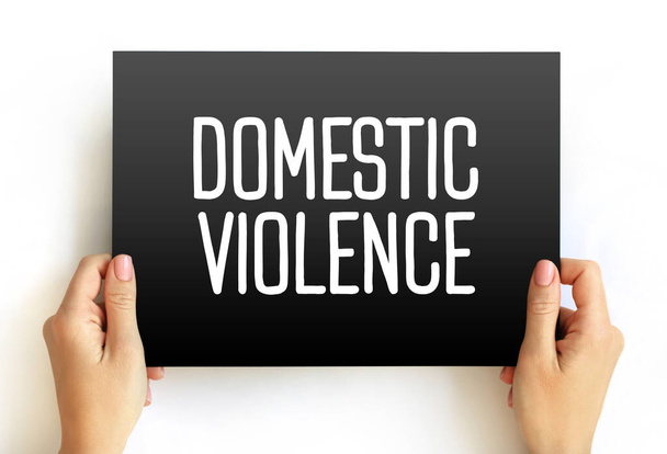 Η ενδοοικογενειακή βία είναι βία ή άλλη κατάχρηση που συμβαίνει σε ένα οικιακό περιβάλλον, όπως σε ένα γάμο ή συμβίωση, έννοια κειμένου στην κάρτα - Φωτογραφία, εικόνα
